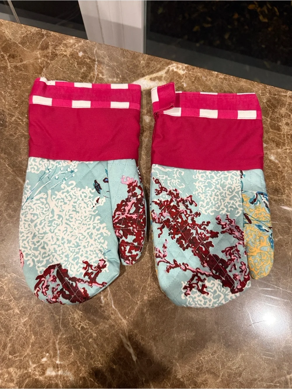 Reversible Coral Reef print kitchen set in Aqua and Pink